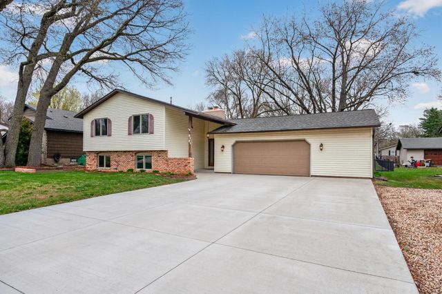 8381 Knollwood Drive, Mounds View, MN 55112