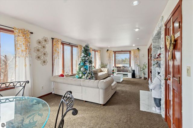 287 W Saint Charles Road, Ithaca, MI 48847