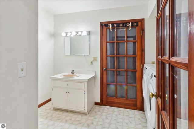 287 W Saint Charles Road, Ithaca, MI 48847