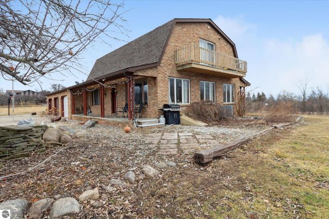 287 W Saint Charles Road, Ithaca, MI 48847