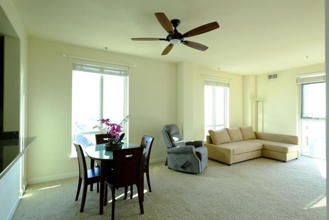 423 7th Street 901, Oakland, CA 94607