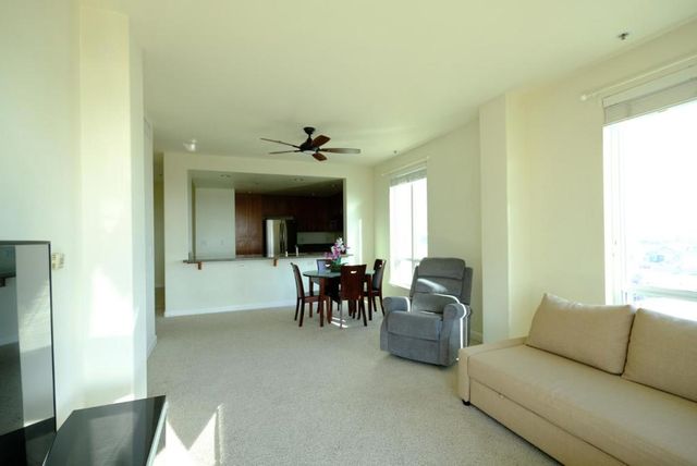 423 7th Street 901, Oakland, CA 94607