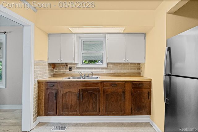 2240 Morrish Street, Burton, MI 48519