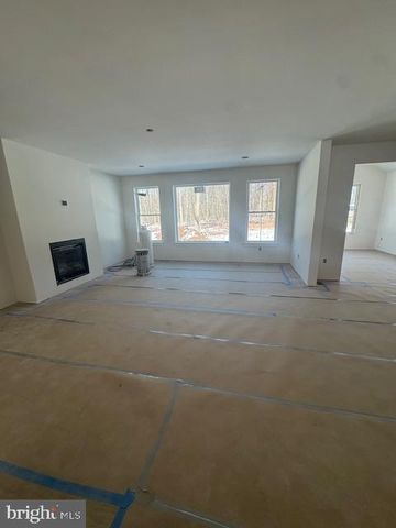 2075 FLINT HILL RD, Coopersburg, PA 18036