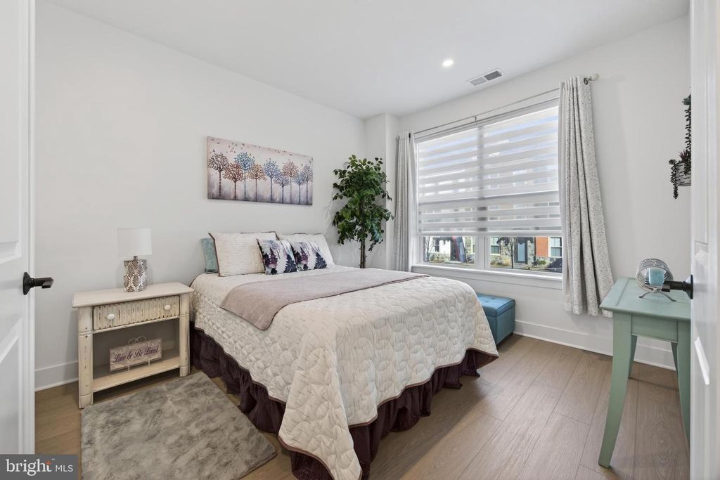 Image 9 of property listing at 14928 SWAT ST #1, Rockville, MD 20850