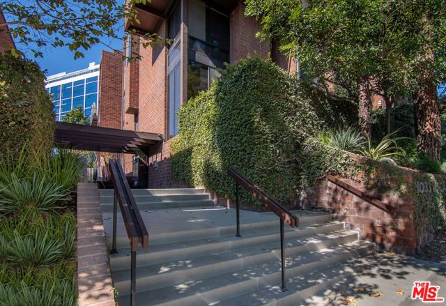 1033 Carol Drive T13, West Hollywood, CA 90069