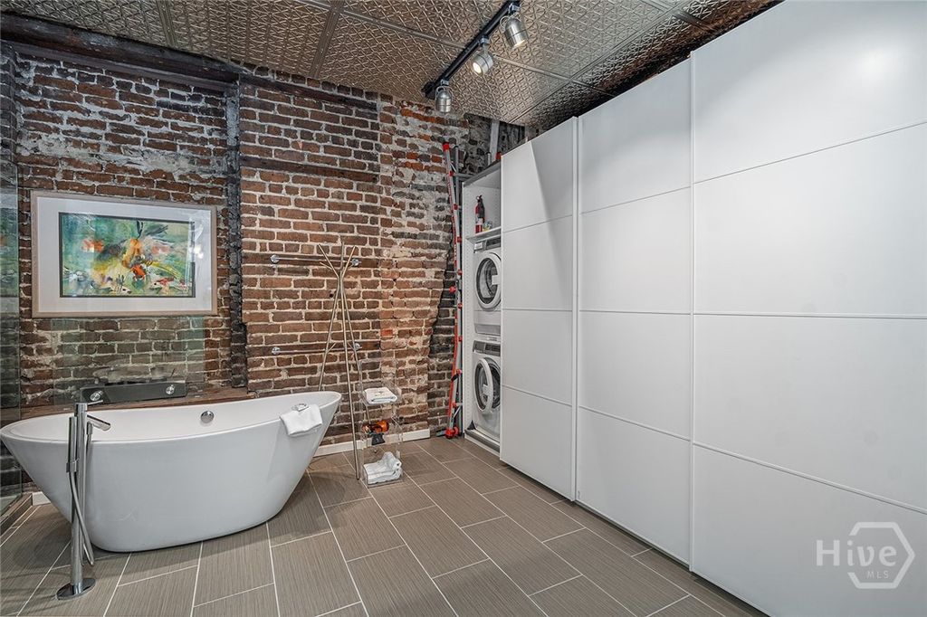 Image 20 of property listing at 42 E Bay Street 5, Savannah, GA 31401