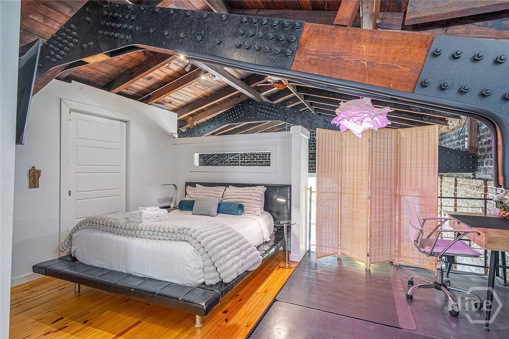 Image 22 of property listing at 42 E Bay Street 5, Savannah, GA 31401