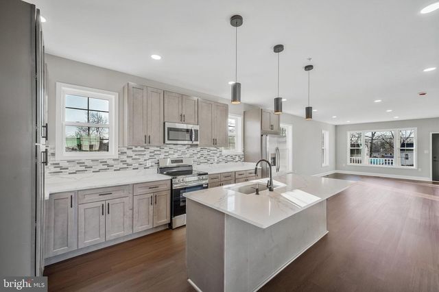 9208 4TH ST, Lanham, MD 20706