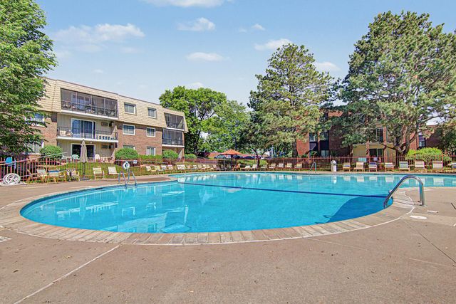 255 Westview Drive 111, West Saint Paul, MN 55118