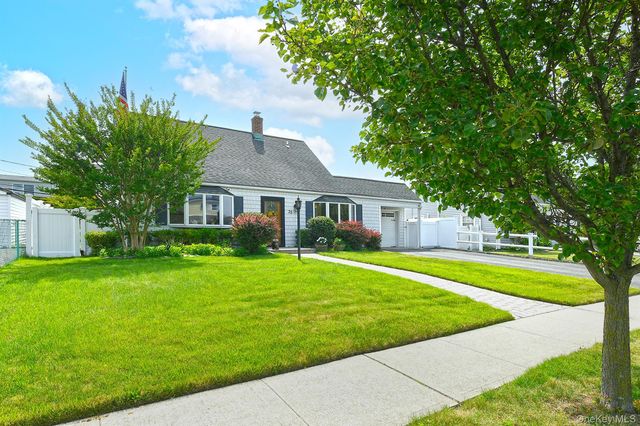 35 Ranch Lane, Levittown, NY 11756
