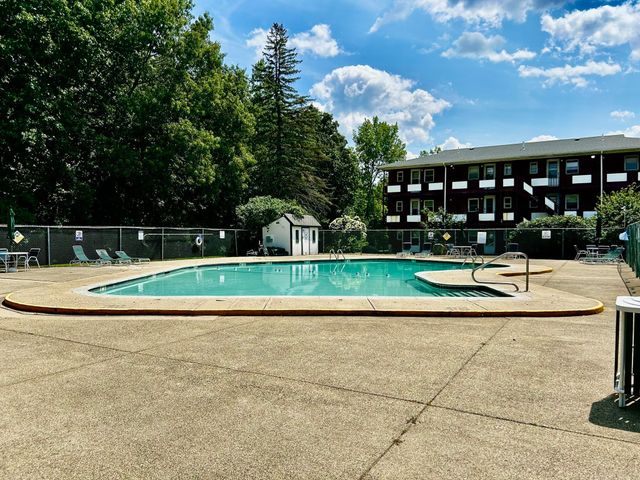 B2 Colonial Dr 4, Andover, MA 01810