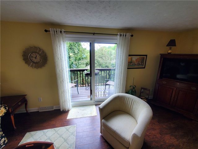 23 Hiland Valley Dr, Ross Twp, PA 15229