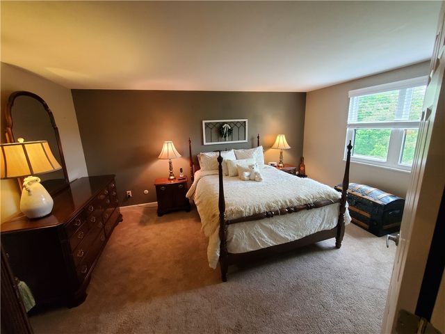 23 Hiland Valley Dr, Ross Twp, PA 15229
