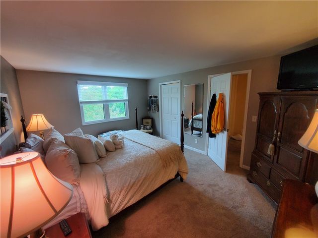23 Hiland Valley Dr, Ross Twp, PA 15229
