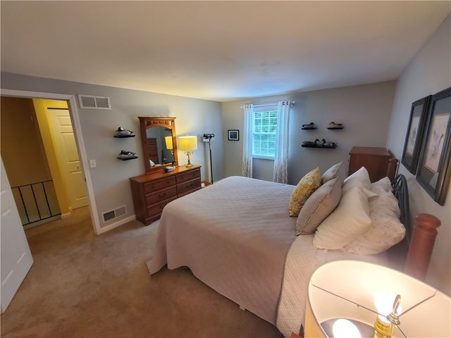 23 Hiland Valley Dr, Ross Twp, PA 15229