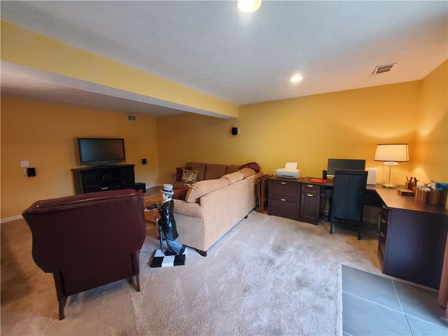 23 Hiland Valley Dr, Ross Twp, PA 15229