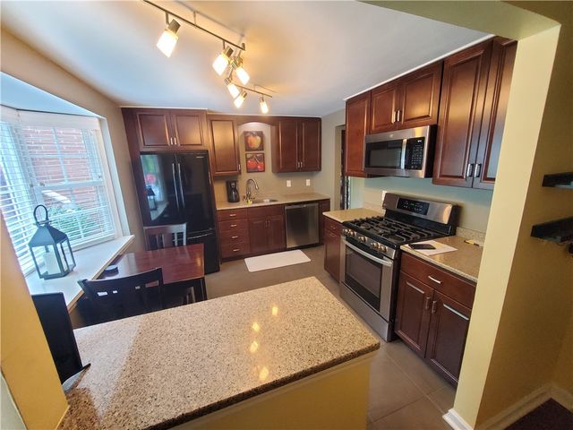 23 Hiland Valley Dr, Ross Twp, PA 15229