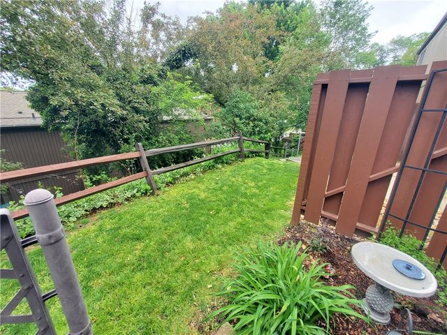 23 Hiland Valley Dr, Ross Twp, PA 15229
