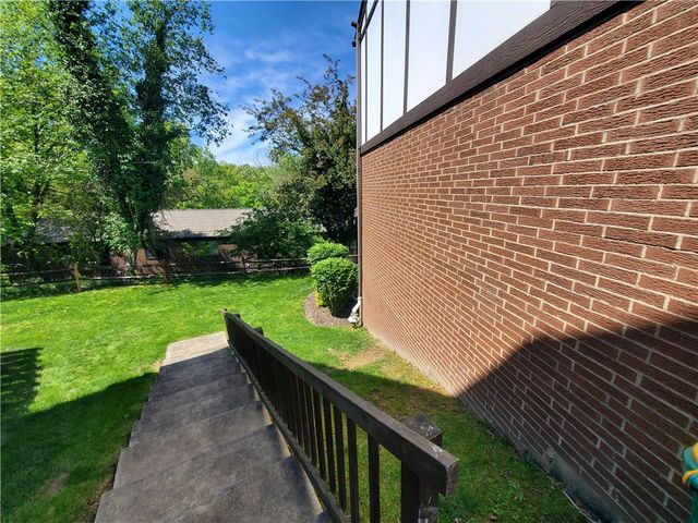23 Hiland Valley Dr, Ross Twp, PA 15229