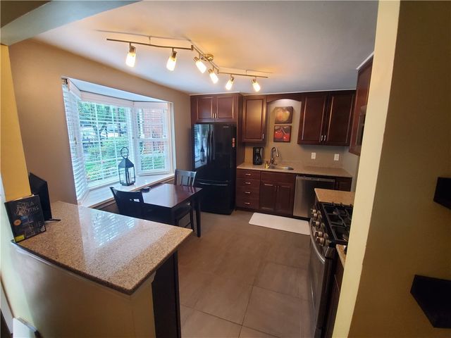 23 Hiland Valley Dr, Ross Twp, PA 15229