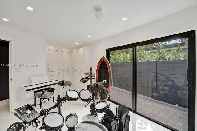 19130 NE 21st Ave, North Miami Beach, FL 33179