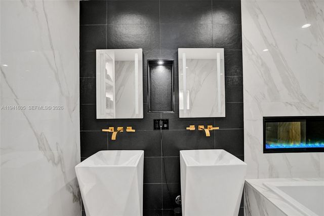 19130 NE 21st Ave, North Miami Beach, FL 33179