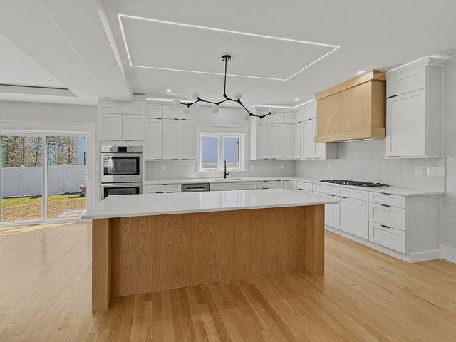 42 High St, Shrewsbury, MA 01545