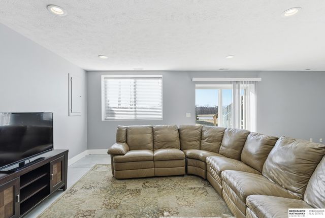 18615 Robin Drive, Omaha, NE 68136