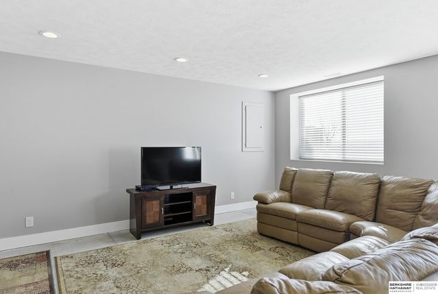 18615 Robin Drive, Omaha, NE 68136