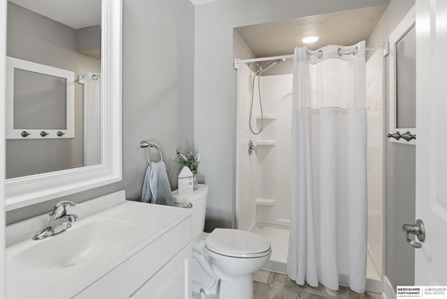 18615 Robin Drive, Omaha, NE 68136