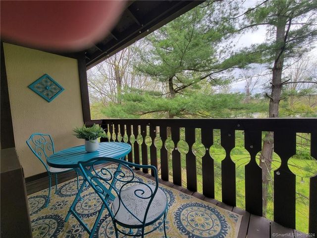 22 Essex Court 22, Brookfield, CT 06804