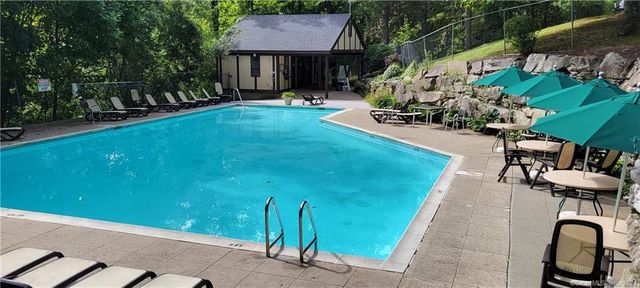 22 Essex Court 22, Brookfield, CT 06804