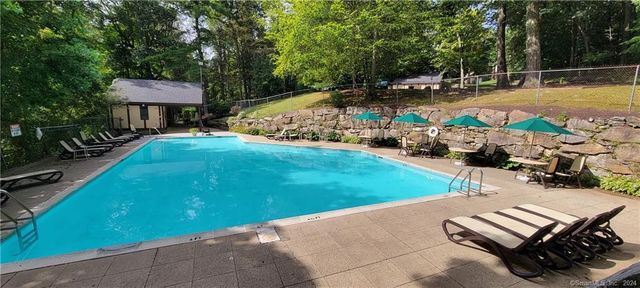 22 Essex Court 22, Brookfield, CT 06804