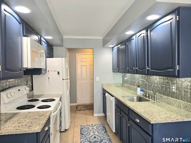 22 Essex Court 22, Brookfield, CT 06804