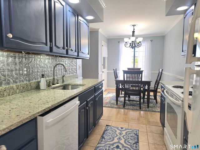 22 Essex Court 22, Brookfield, CT 06804