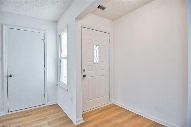 1207 Brookside LNDG, Chesapeake, VA 23320