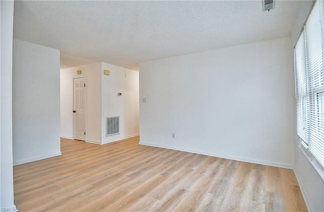 1207 Brookside LNDG, Chesapeake, VA 23320