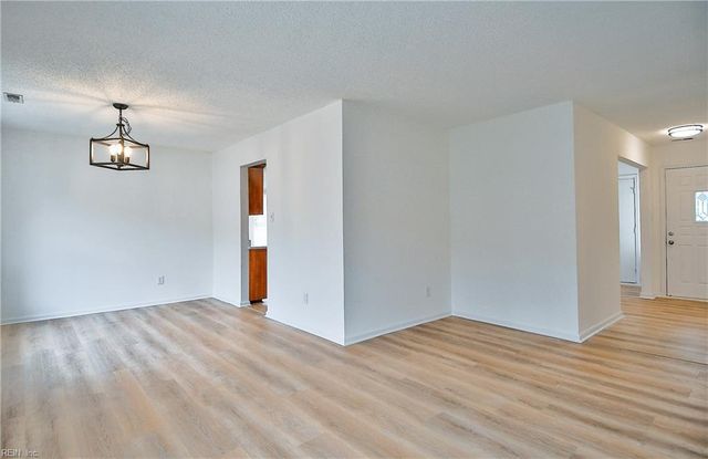 1207 Brookside LNDG, Chesapeake, VA 23320