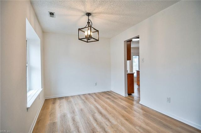 1207 Brookside LNDG, Chesapeake, VA 23320