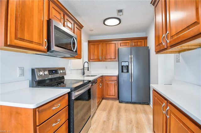 1207 Brookside LNDG, Chesapeake, VA 23320