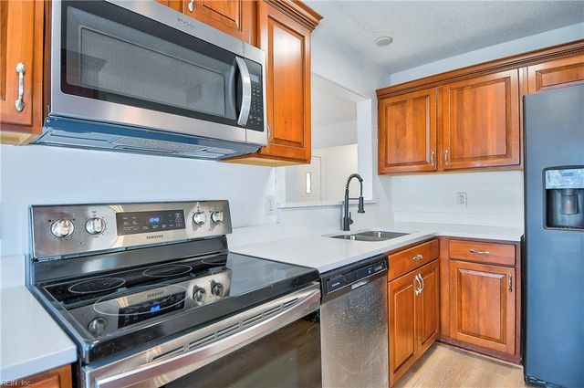 1207 Brookside LNDG, Chesapeake, VA 23320