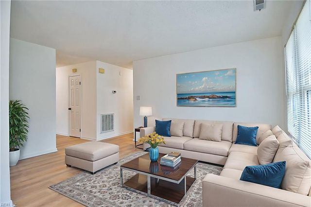 1207 Brookside LNDG, Chesapeake, VA 23320