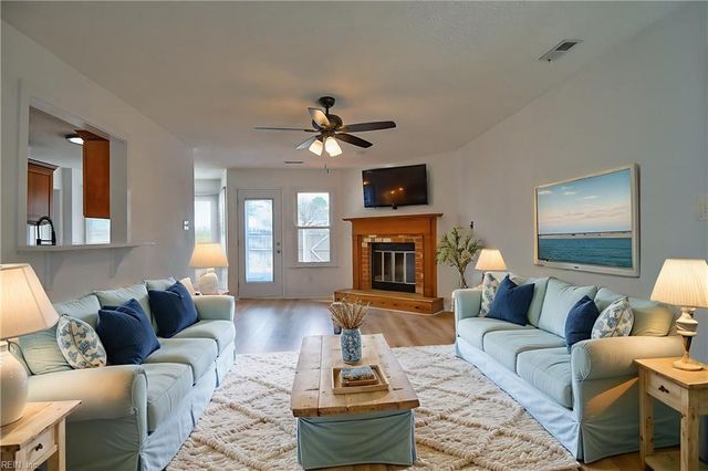 1207 Brookside LNDG, Chesapeake, VA 23320