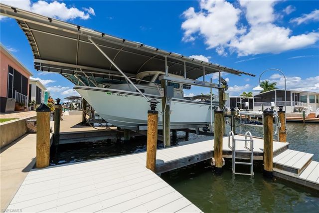 3026 Trawler LN, St. James City, FL 33956