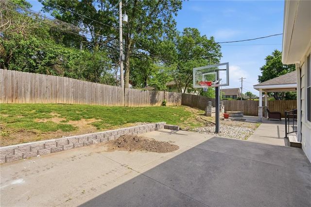 4929 N Cleveland Avenue, Kansas City, MO 64119