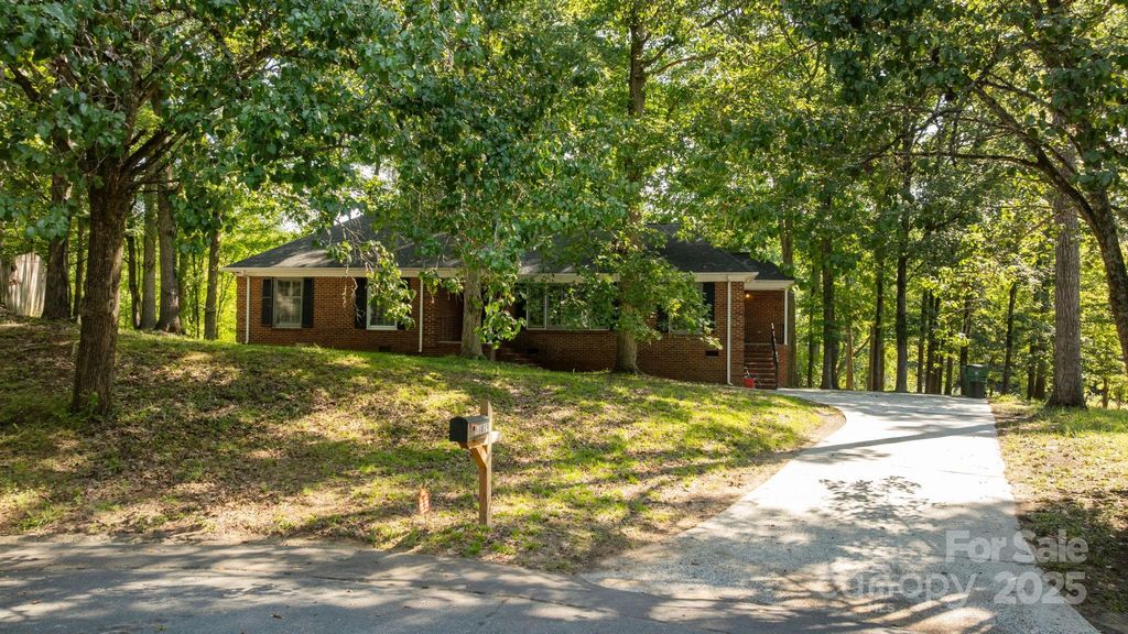 11819 Lansbury Court, Charlotte, NC 28226