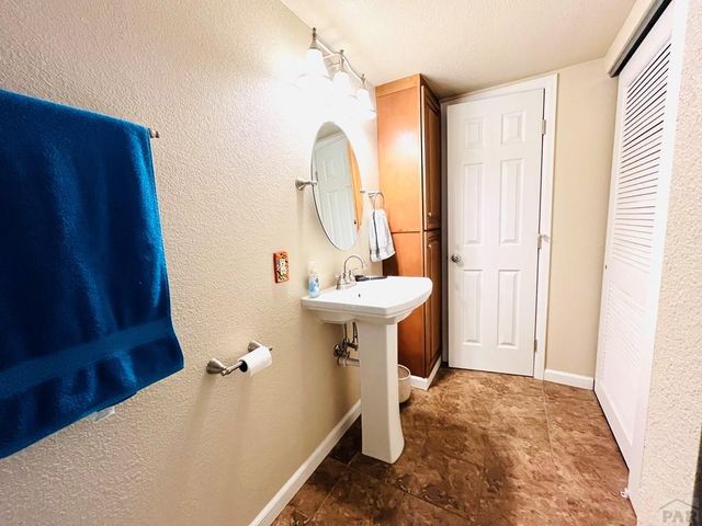 15 Stanford Ave, Pueblo, CO 81005