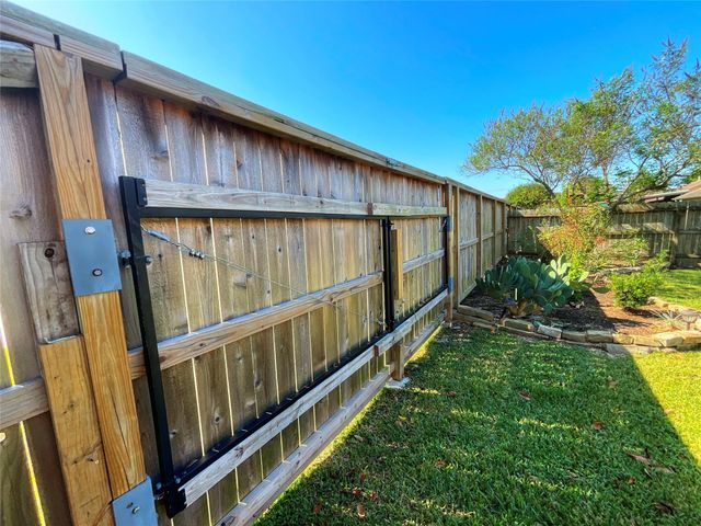 9509 Dry Springs Drive, La Porte, TX 77571