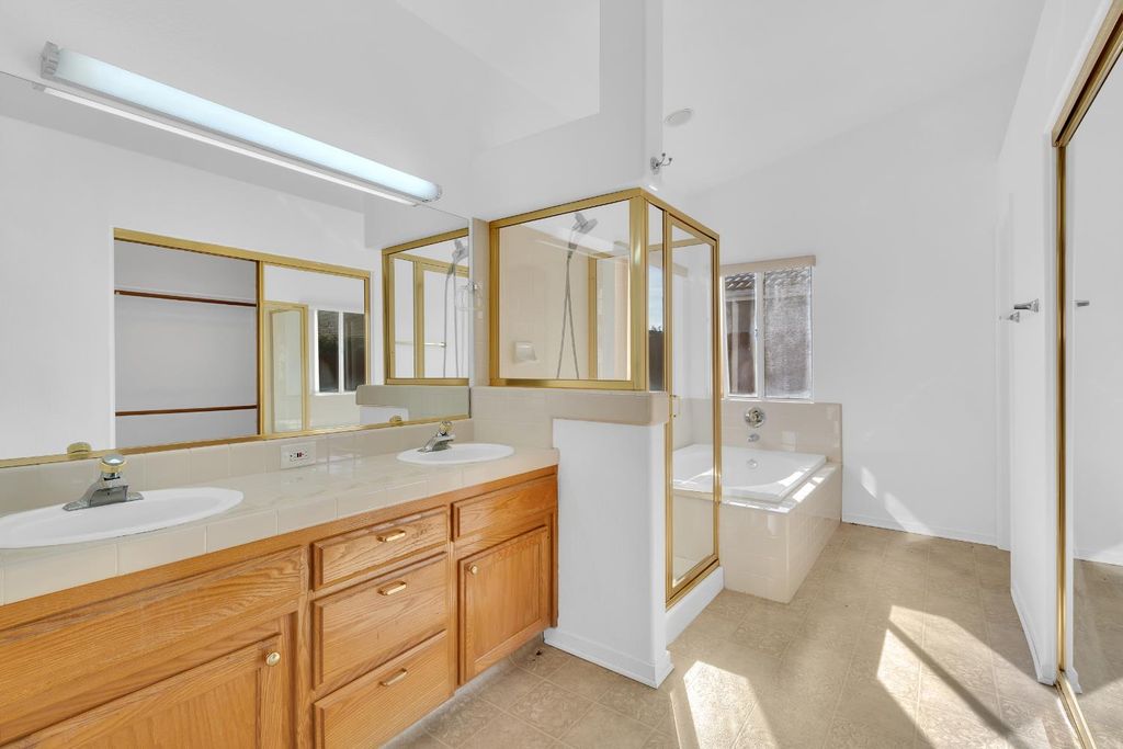 Image 12 of property listing at 8590 N Sierra Vista Avenue, Fresno, CA 93720